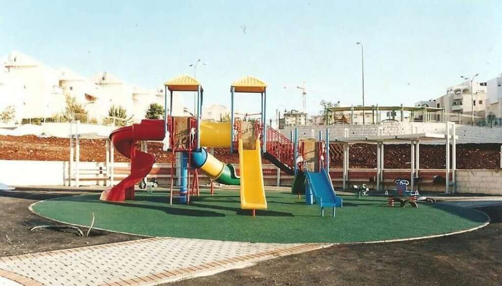 משטחי גומי לגני שעשועים