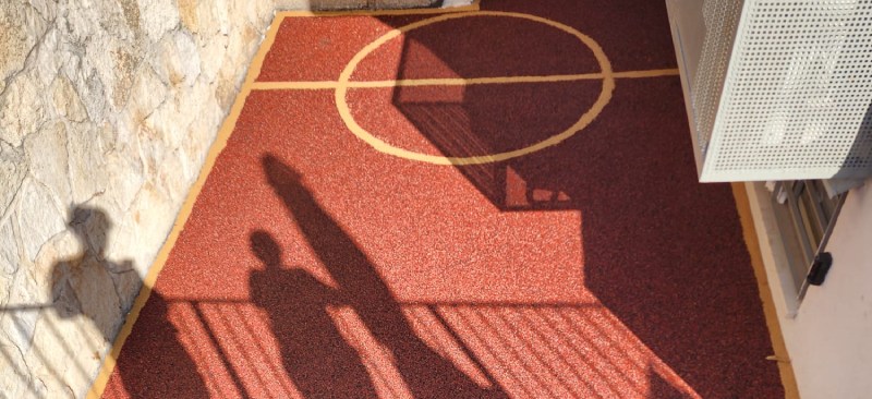 רצפת גומי לחצר פרטית לאימון כדורסל