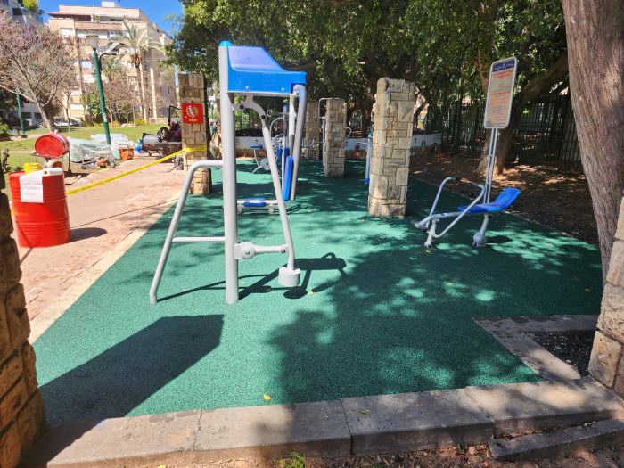 משטח בטיחות מתקני כושר ציבוריים ברמת גן