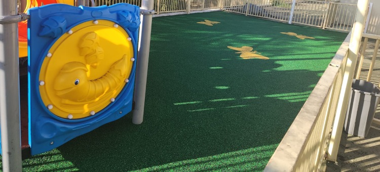 רצפת גומי לחצר גן ילדים בחיפה פרפרים