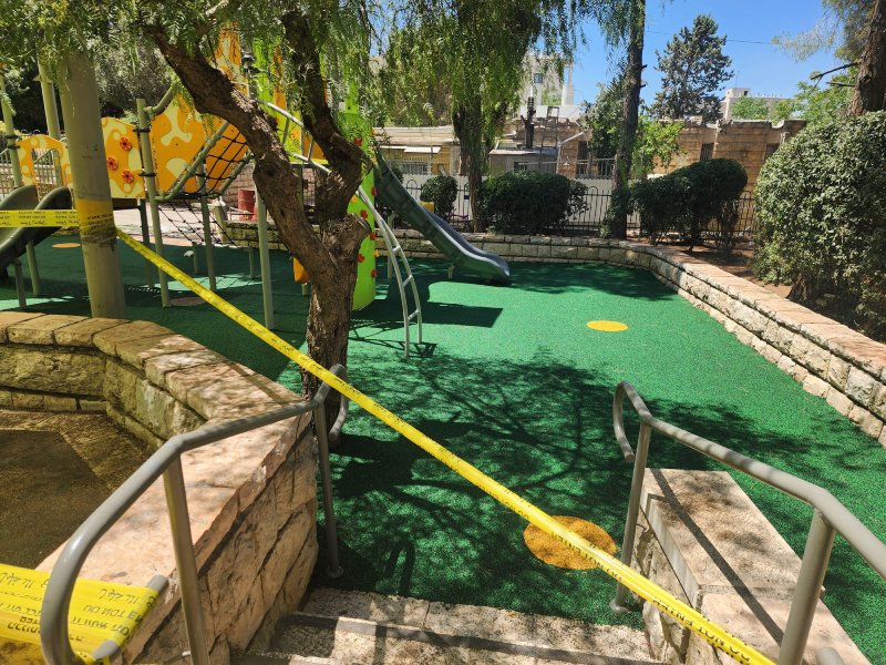 משטח גומי לגינה ציבורית בירושלים