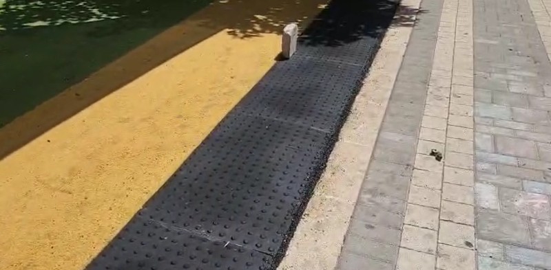 החלפת משטח אזהרה לעיוורים