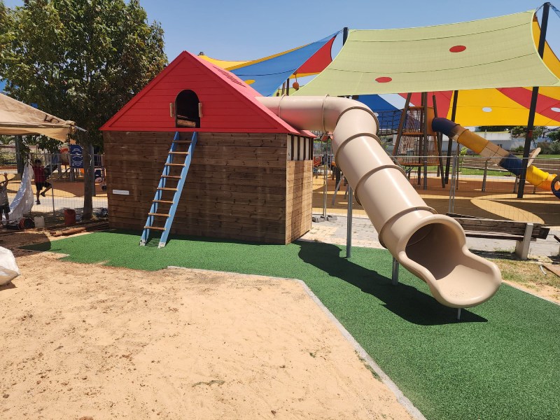 החלפת משטח גומי לחצר מתקנים