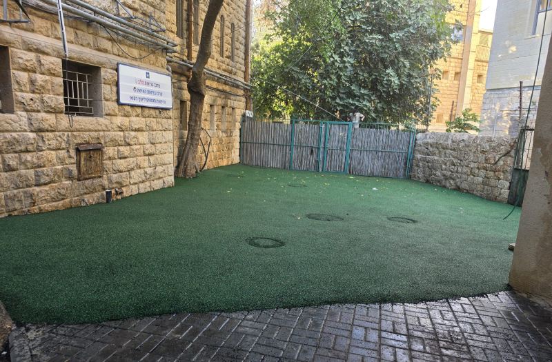 התקנת משטח גומי לחצר בימבות בקופת חולים בירושלים