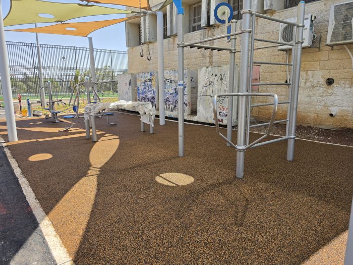 יציקת משטח גומי למתקני כושר בבית ספר בירושלים